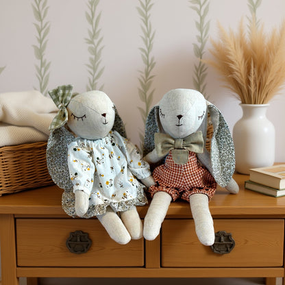 Patrón de costura conejita de peluche con 3 accesorios: vestido, peto y capota